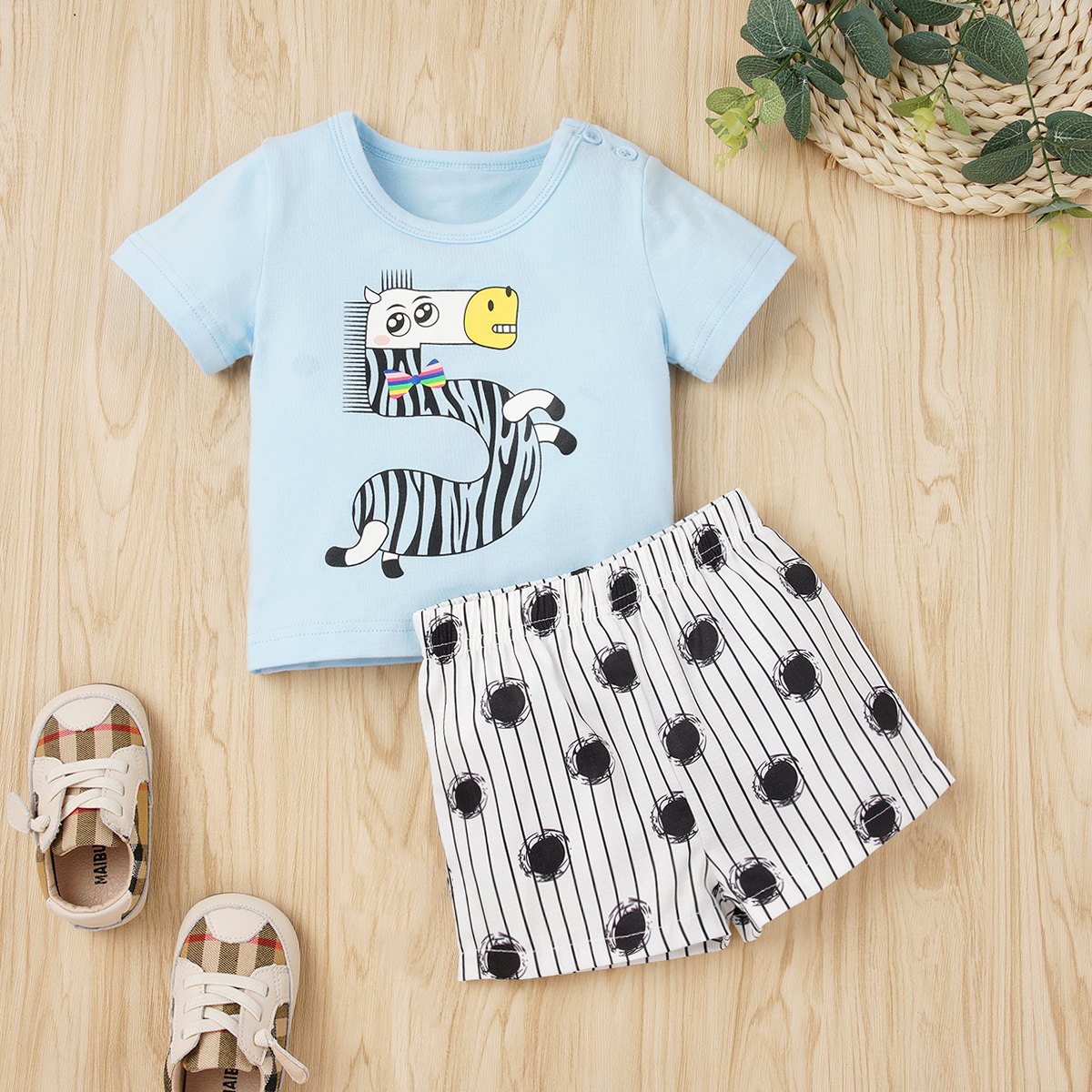 

Baby Casual Cartoon Animal Zebra Top and Striped Shorts Set