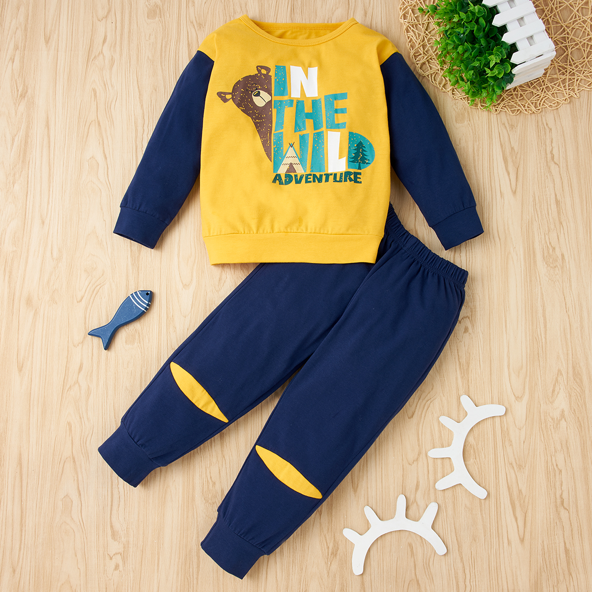 

2-piece Baby / Toddler Bear Letter Print Pullover and Pants Set