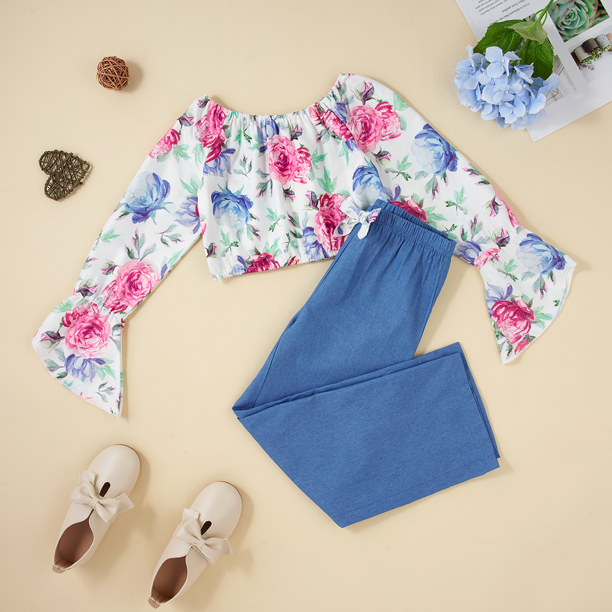 

2-piece Kid Girl Floral Print Bell sleeves Top and Bowknot Elasticized Denim Pants Jeans Set