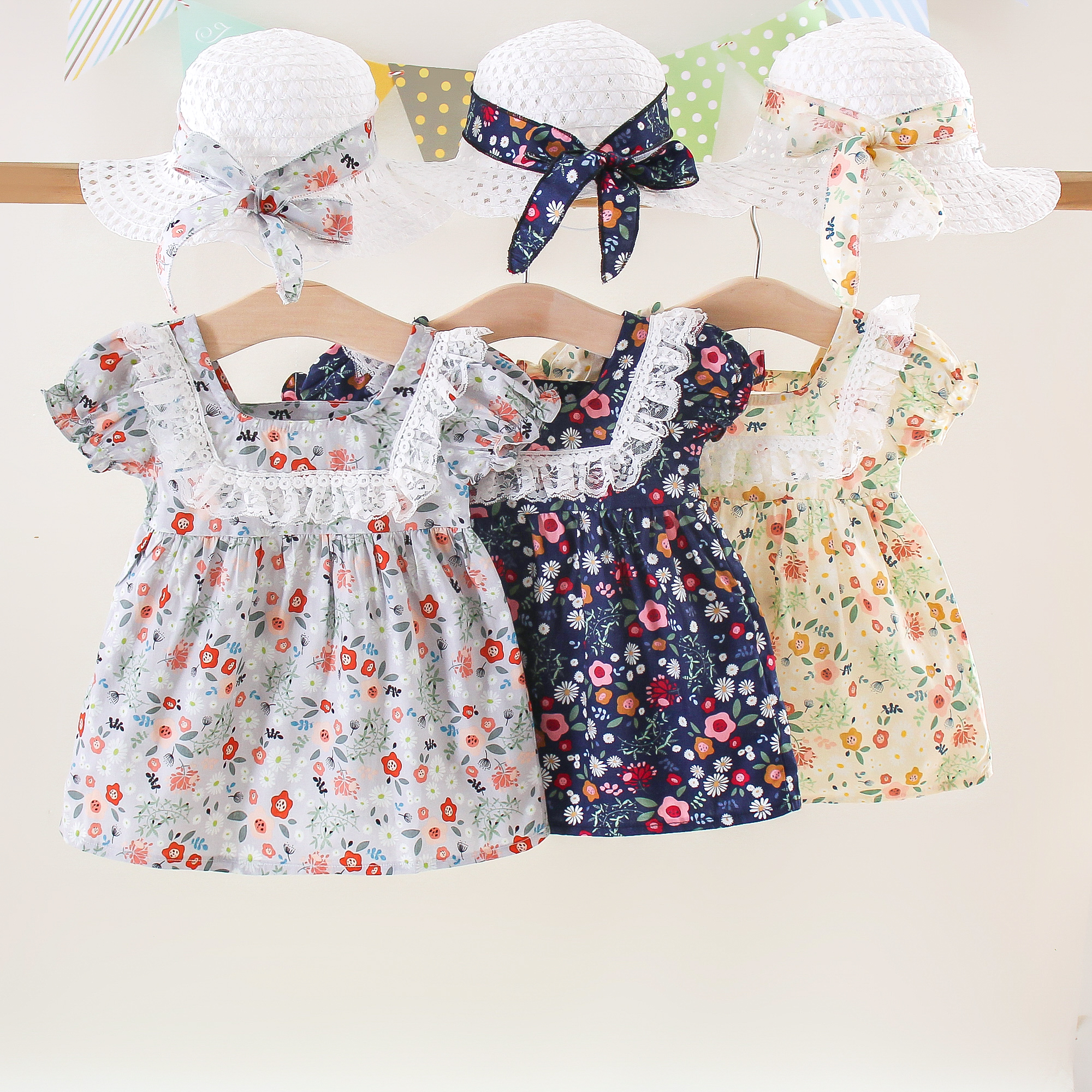 

2pcs Floral Allover Lace Decor Short-sleeve Baby Set