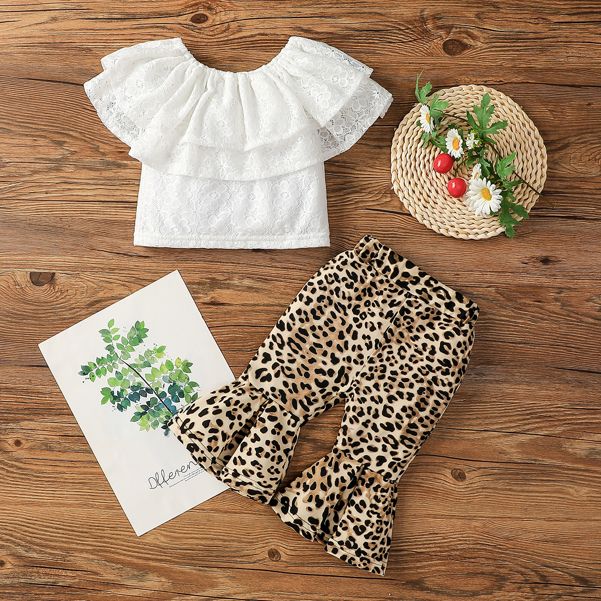 

2pcs Leopard Print Flounce Design Flutter-sleeve Baby Set