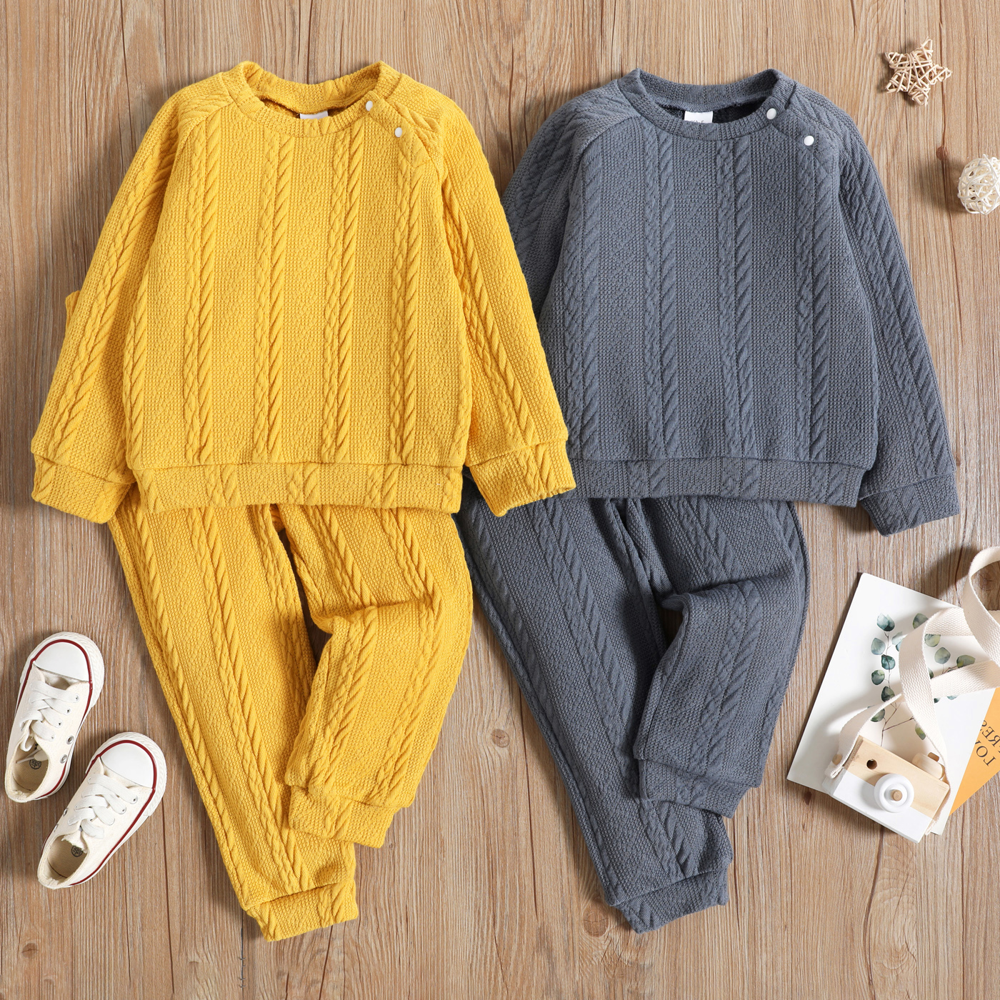 

2pcs Toddler Boy Cable Knit Textured Solid Color Sweatshirt and Pants Set