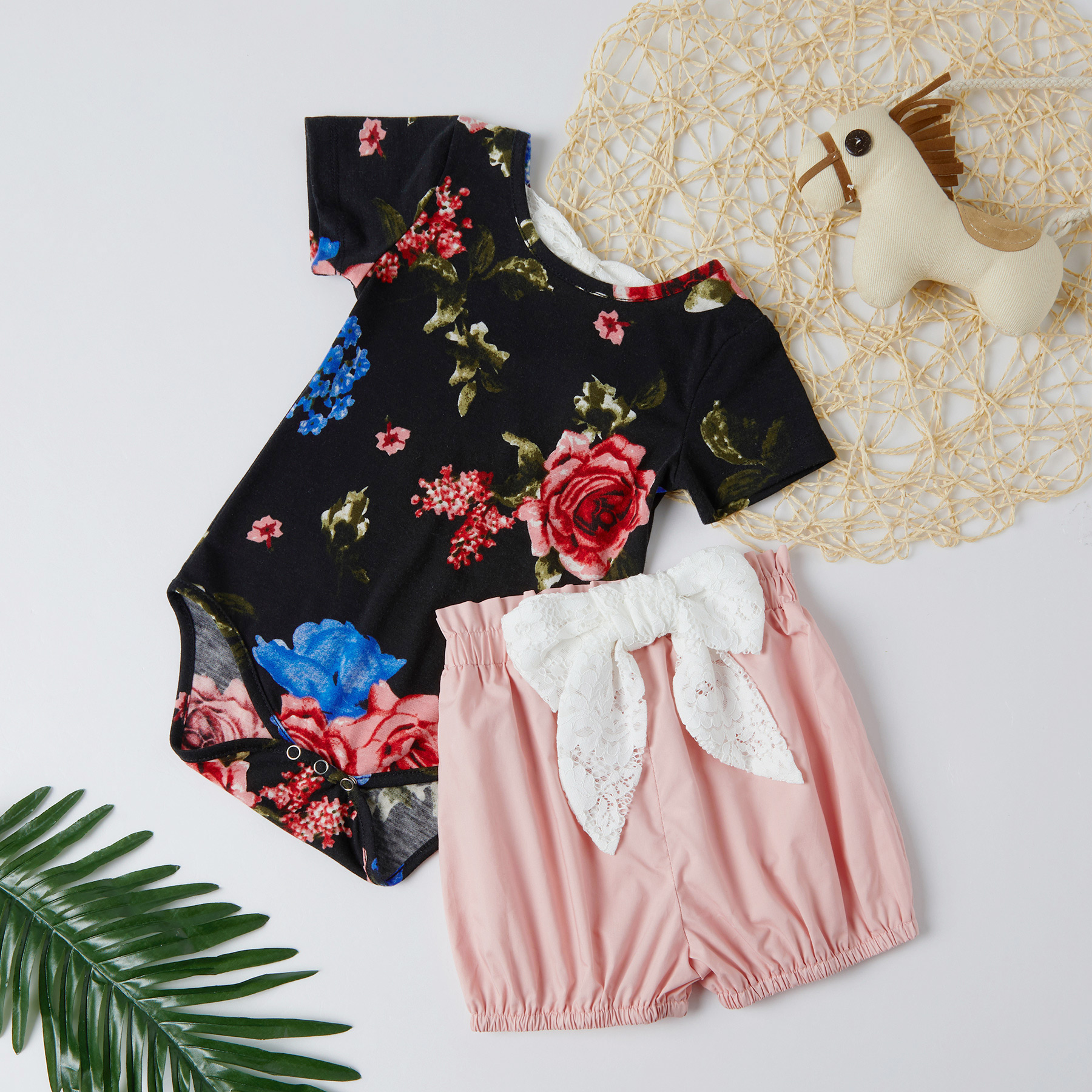 

Baby / Toddler Stylish Floral Print Bodysuit and Bowknot Short Set