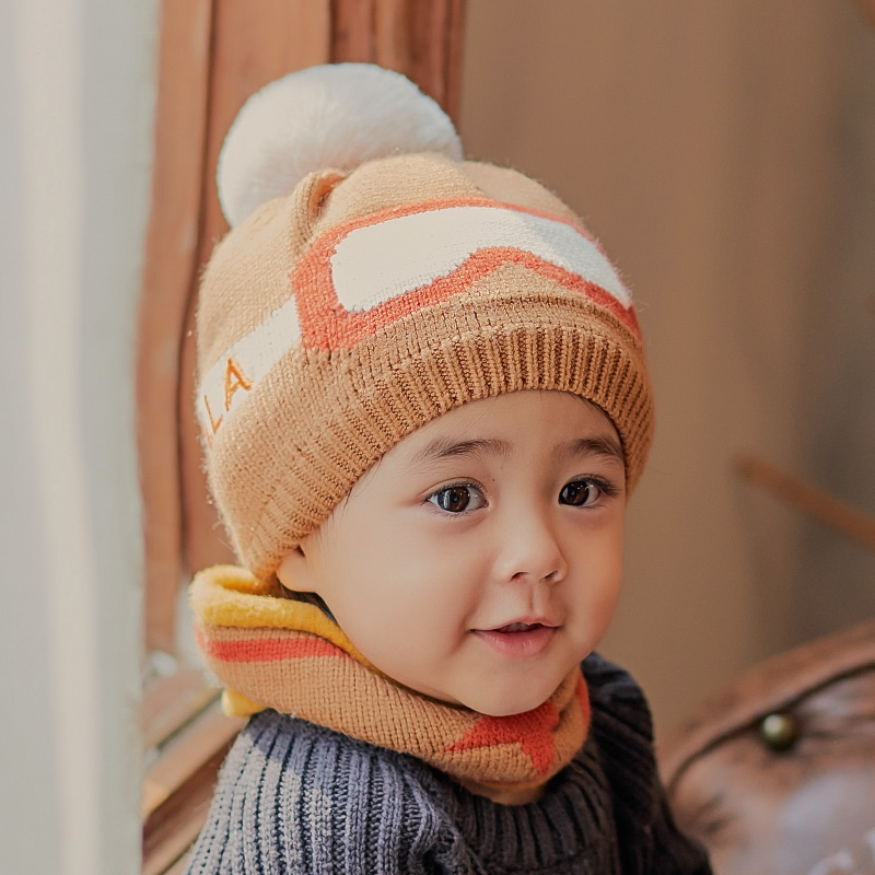 

2-piece Baby / Toddler Pompon Cartoon Print Knitted Hat with Scarf