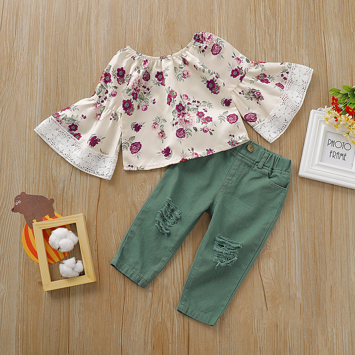 

Baby / Toddler Floral Print Bell Sleeves Top and Ripped Pants Set