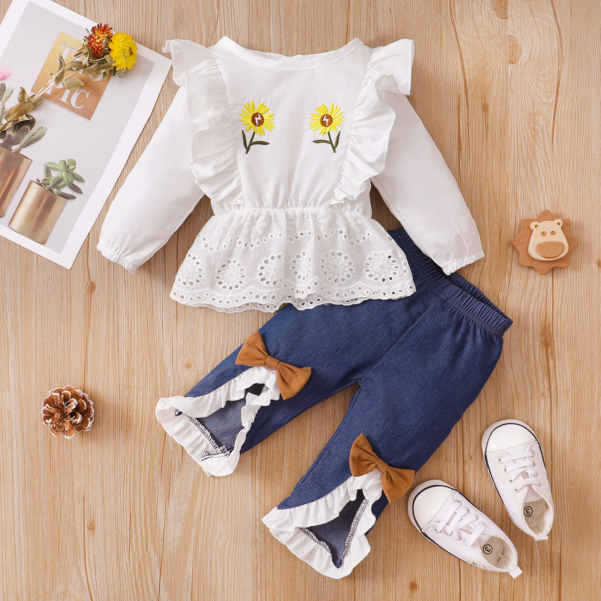 

2pcs Baby Sunflower Floral Embroidered Long-sleeve Ruffle Top and Pants Set