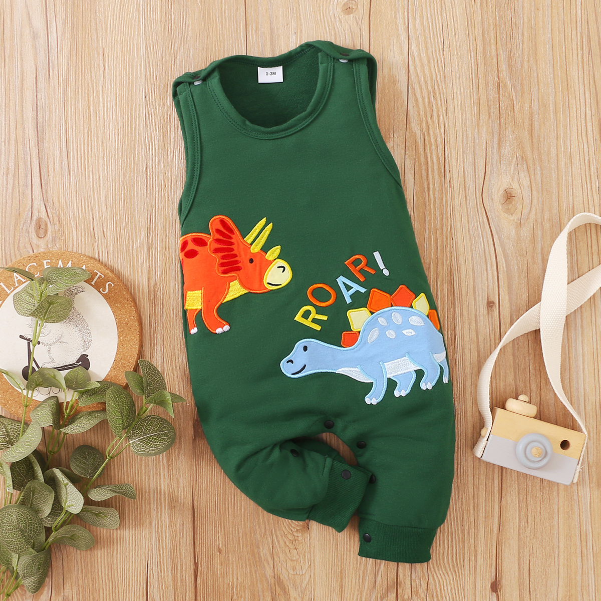 

Baby Boy/Girl Cartoon Dinosaur and Letter Embroidered Green Sleeveless Jumpsuit