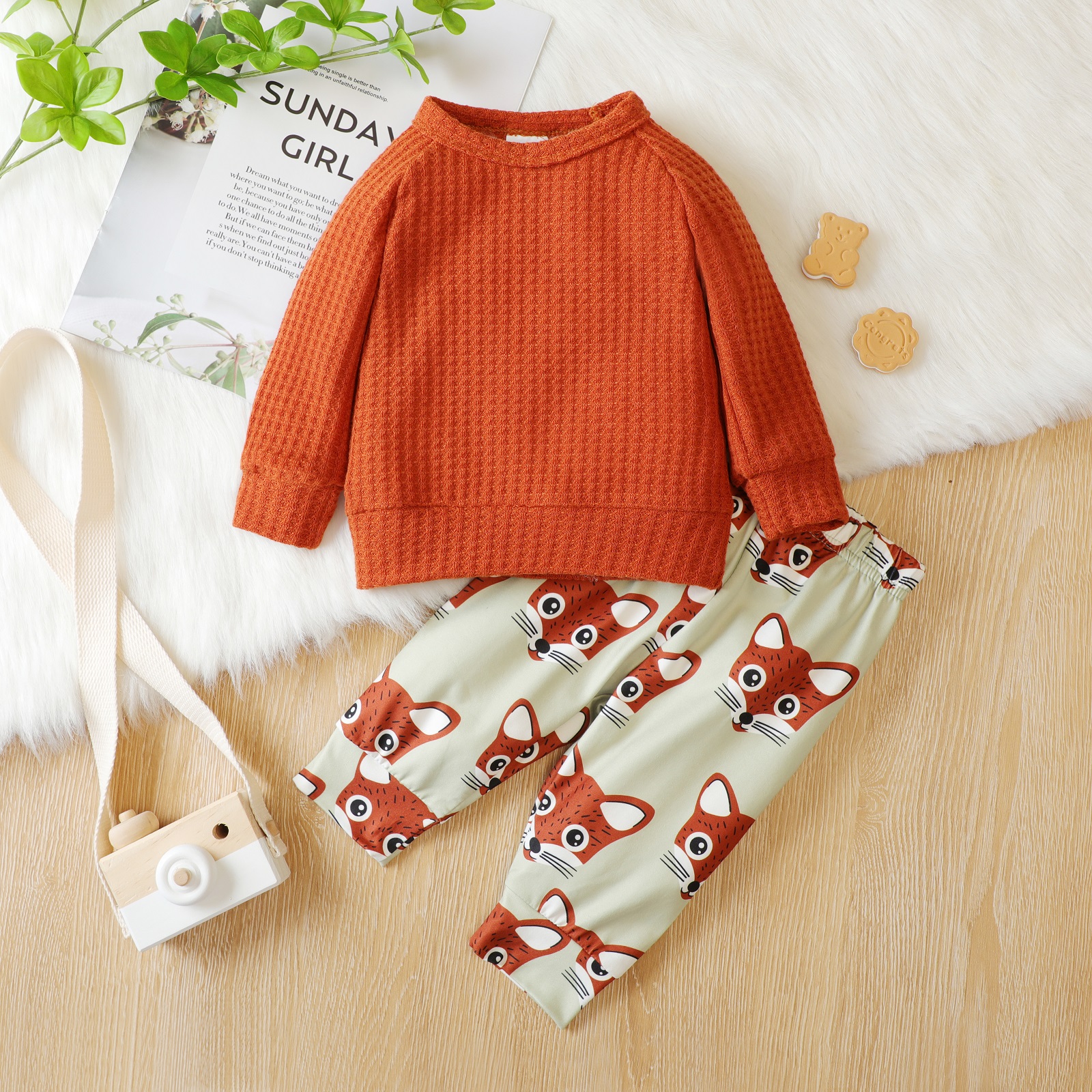 

2pcs Baby Solid Long-sleeve Waffle Pullover and Cartoon Fox Print Pants Set