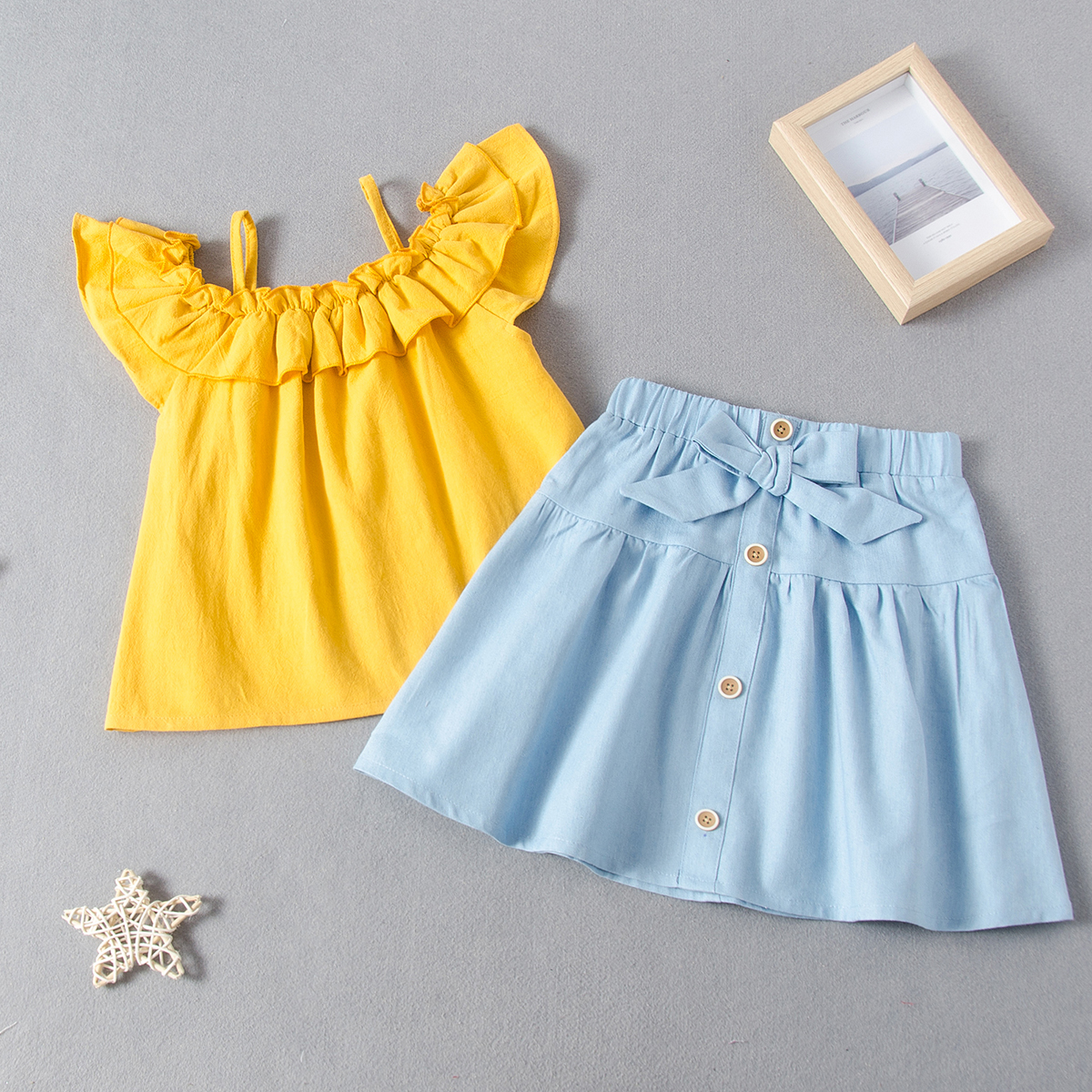 

2-piece Baby / Toddler Girl Casual Solid Top and Bowknot Skirt Set