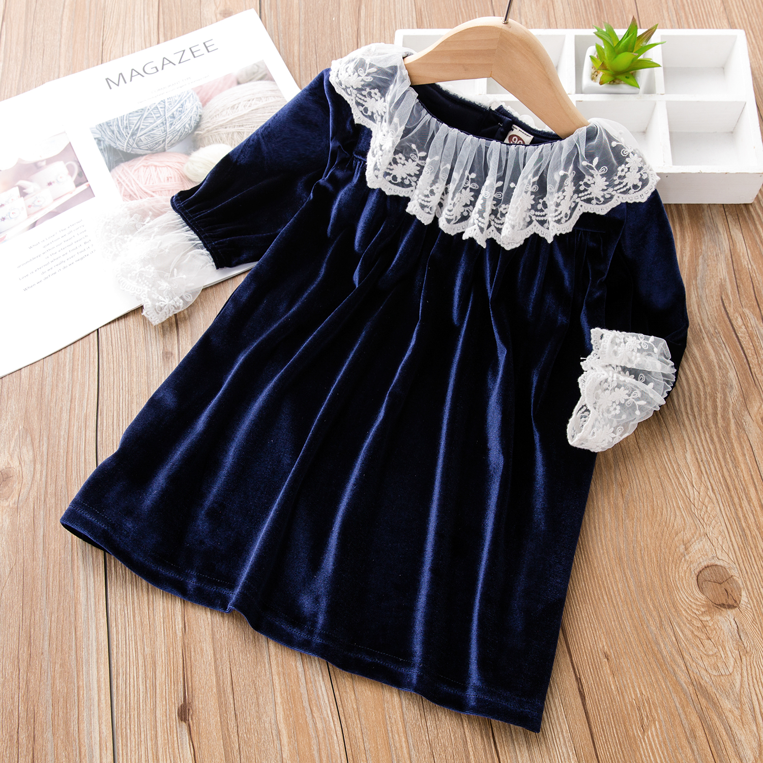 

Baby / Toddler Lace Decor Velvet Long-sleeve Dress