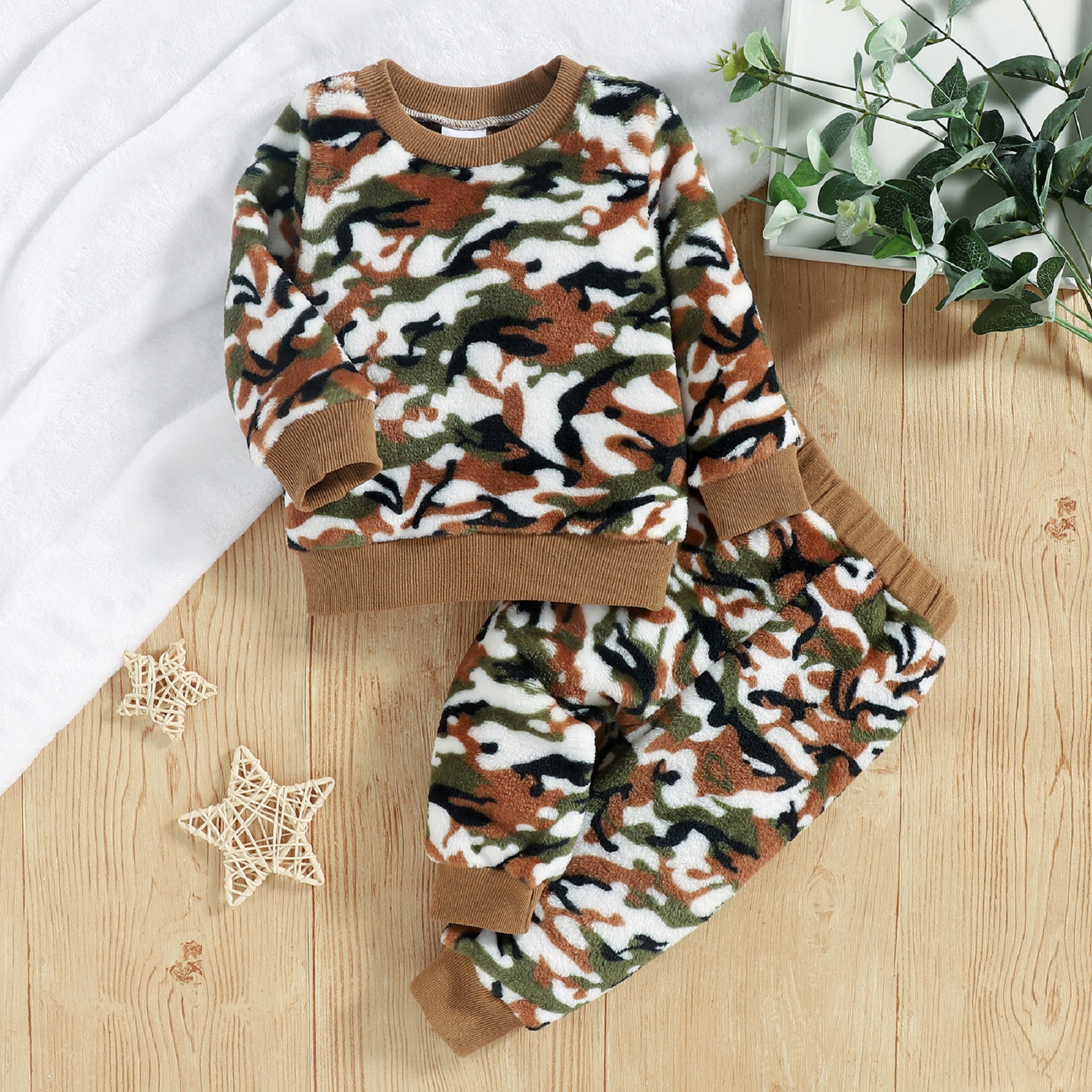 

2pcs Baby All Over Camouflage Long-sleeve Flannel Pullover and Trousers Set