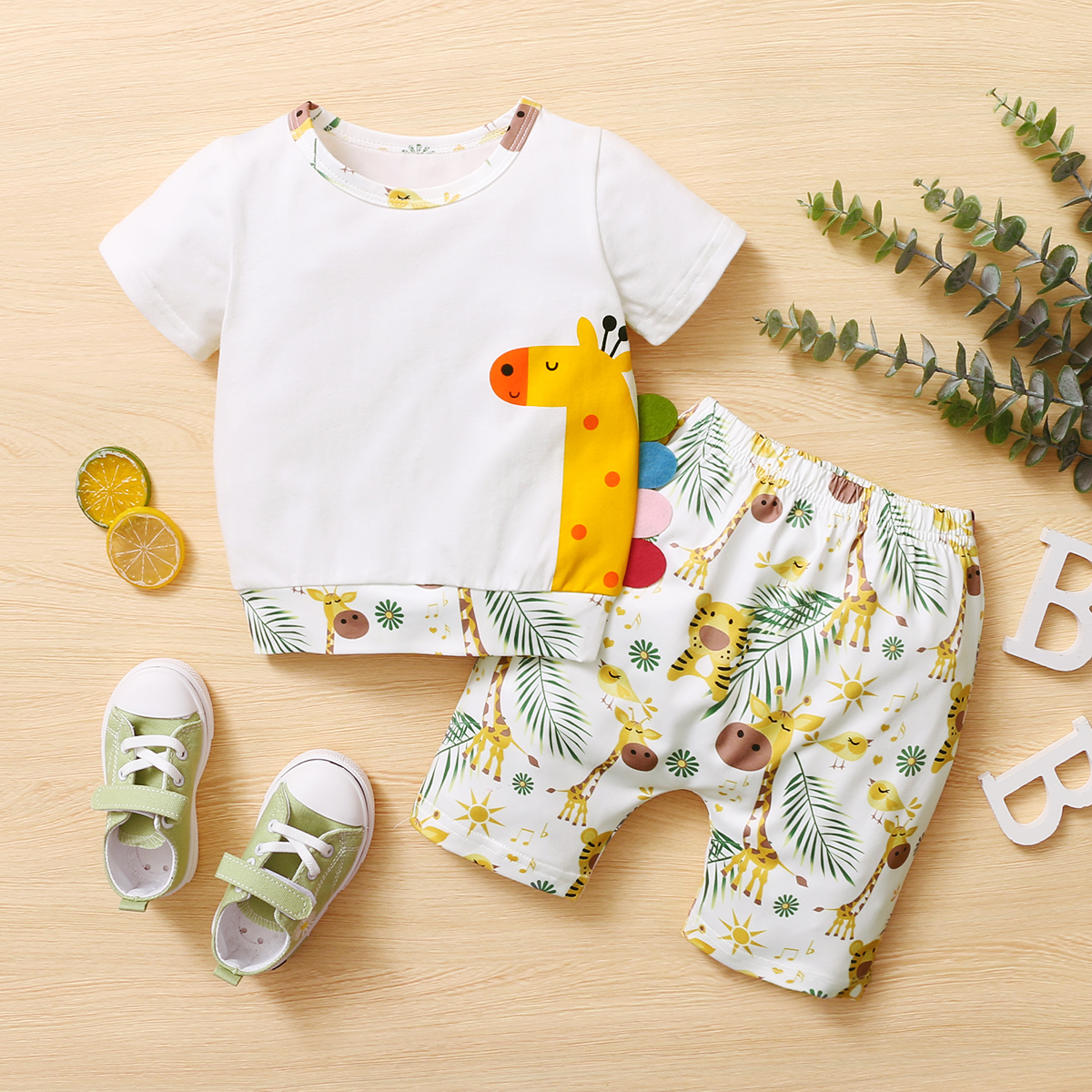 

2pcs Giraffe Tiger Bird Print Short-sleeve White Baby Set