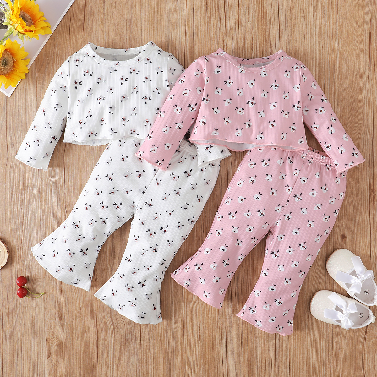 

2pcs Baby Girl Floral Print Ribbed Long-sleeve Crop Top and Bell Bottom Pants Set