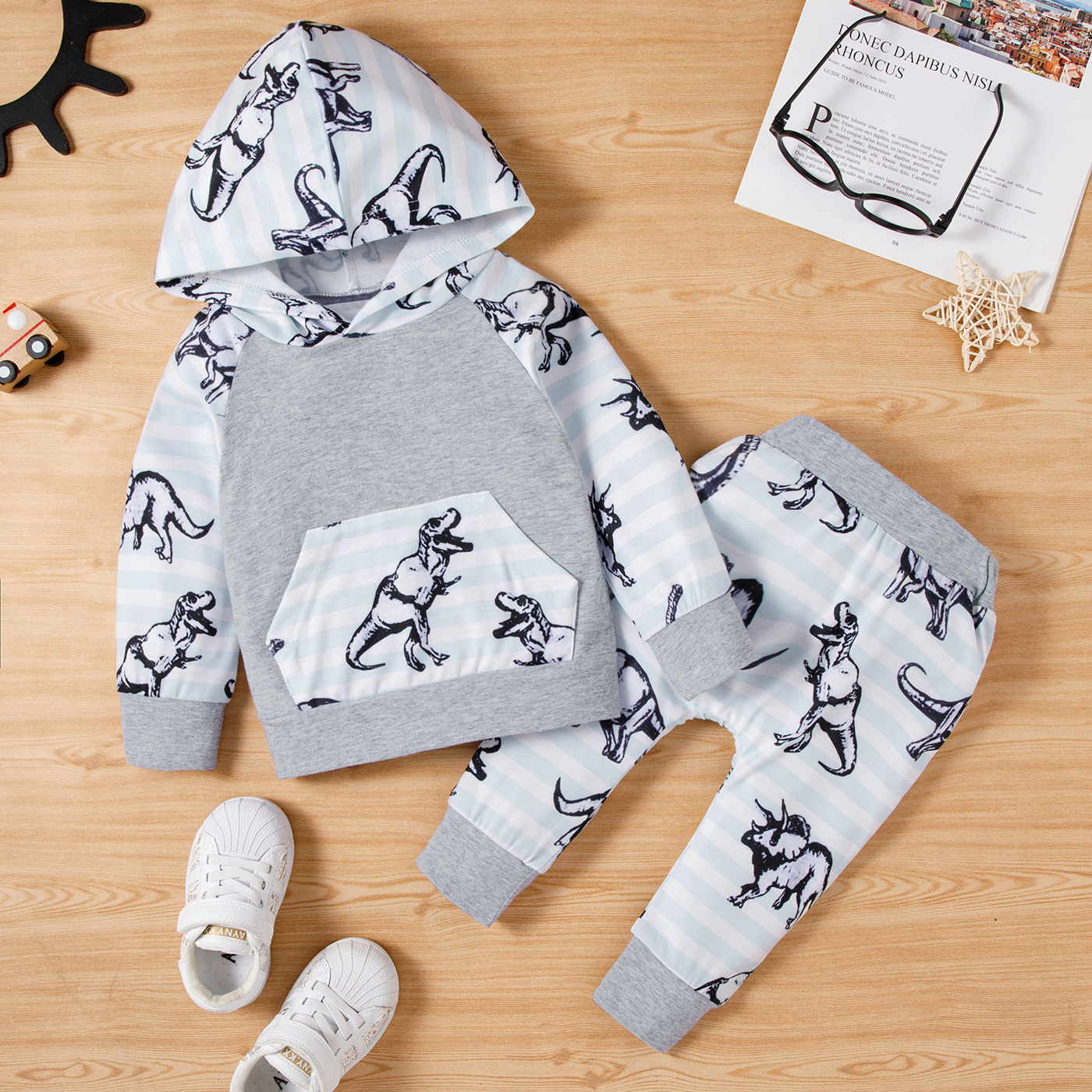 

2pcs Baby Boy All Over Dinosaur Print Long-sleeve Hoodie and Trousers Set