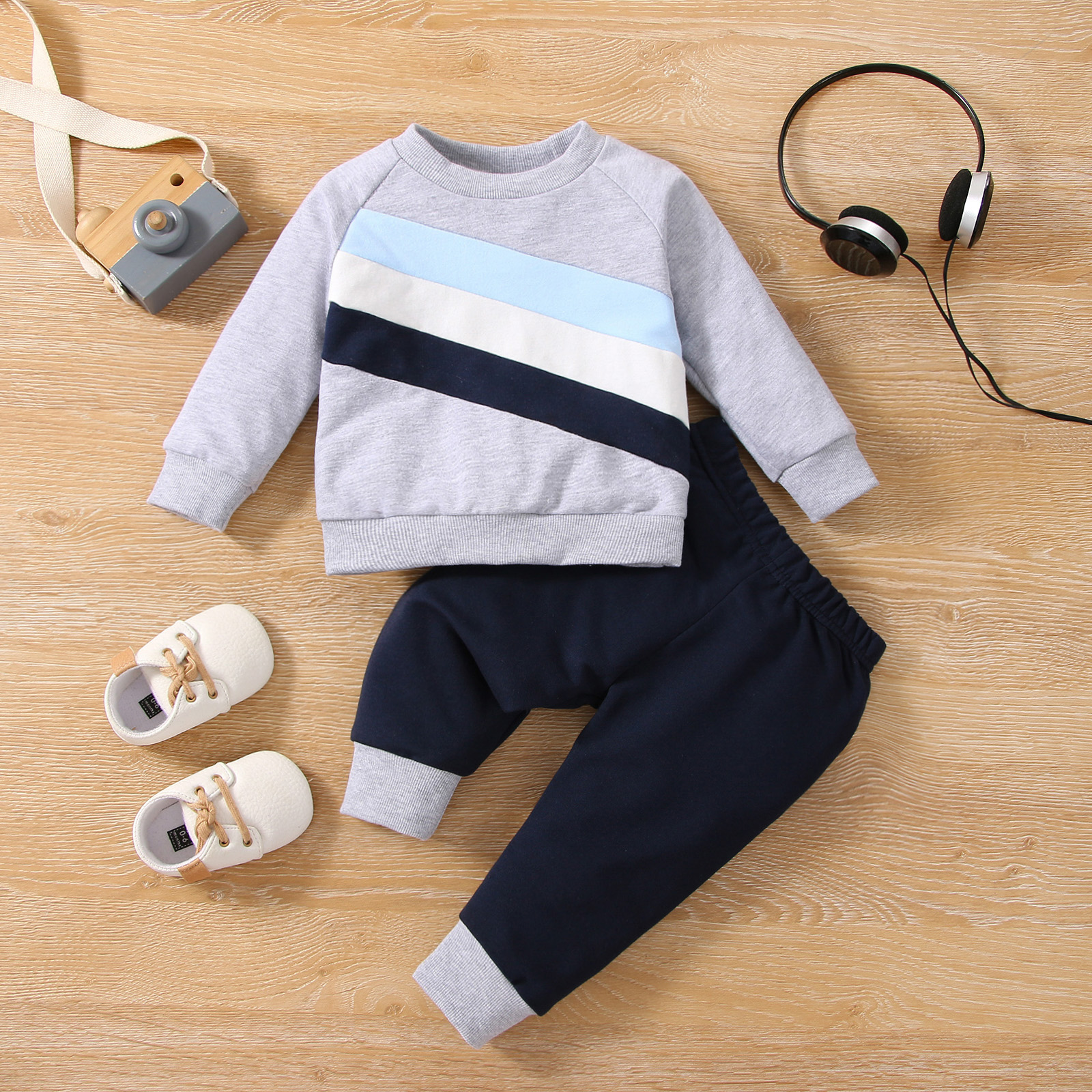 

2pcs Baby Boy Color Block Long-sleeve Sweatshirt and Solid Trousers Set