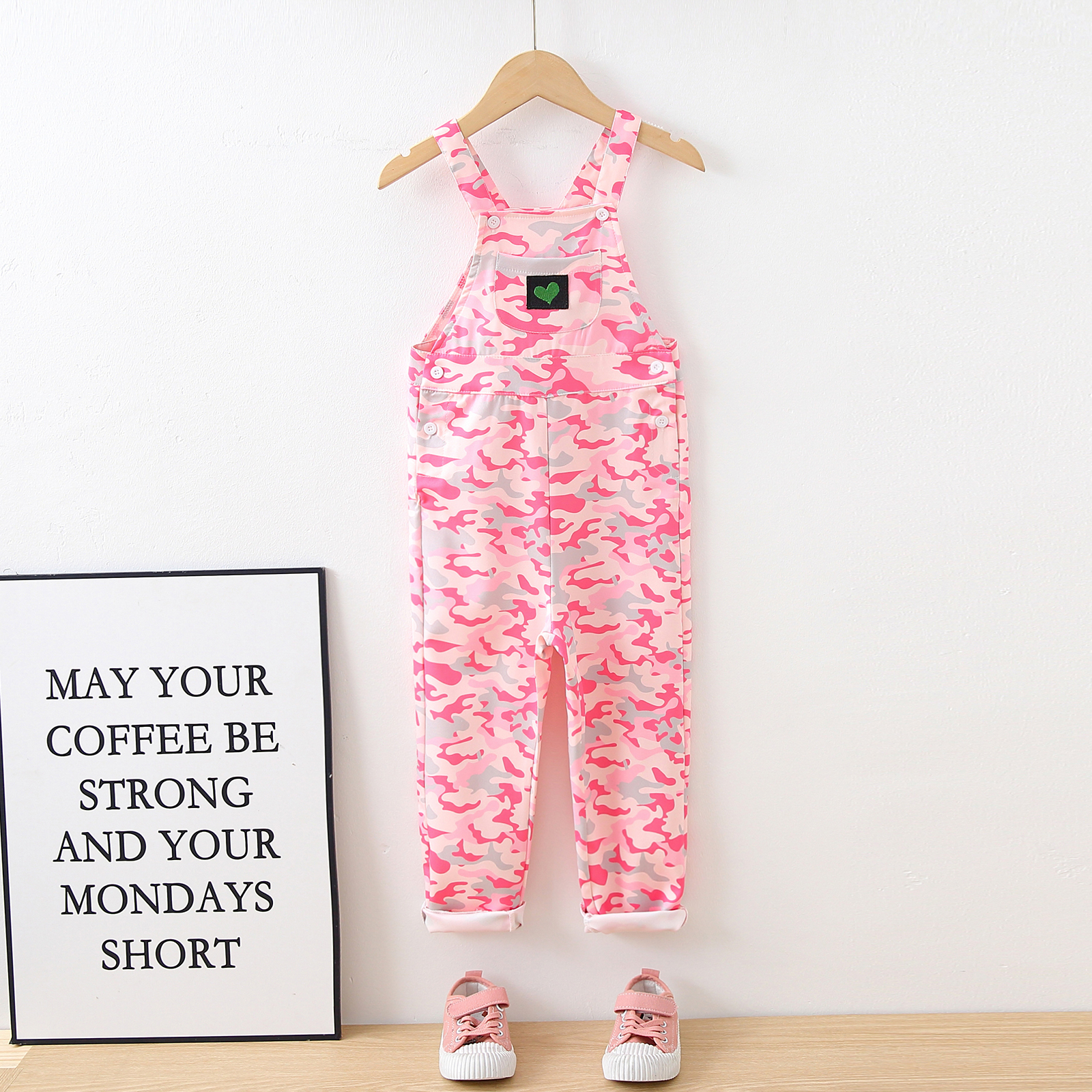 

Fashionable Kid Girl Pink Camouflage Heart Embroidered Overalls
