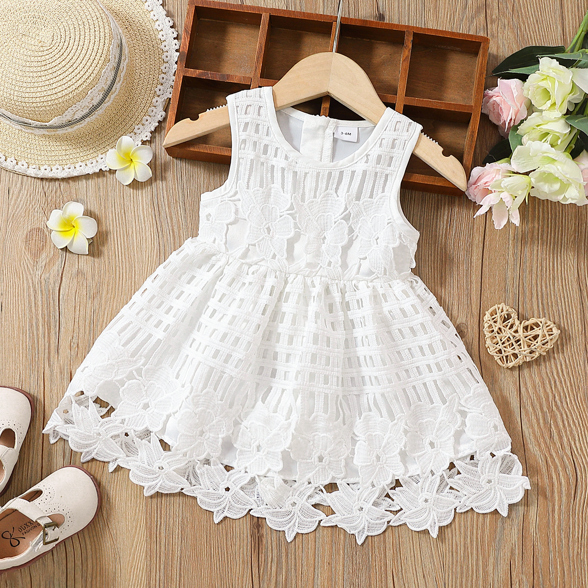 

Baby Girl White Hollow Out Floral Appliques Design Sleeveless Party Dress