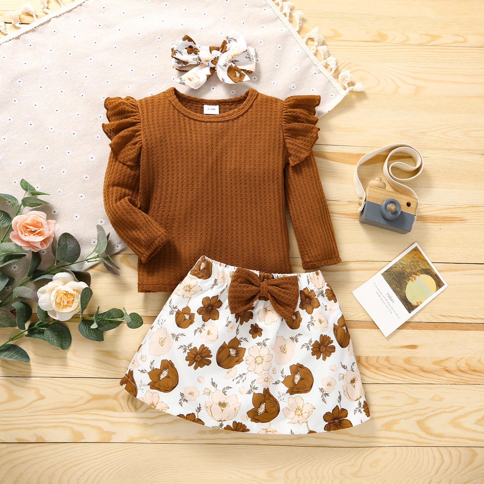 

3pcs Floral Allover Ruffle and Bow Decor Waffle Long-sleeve Brown Baby Set