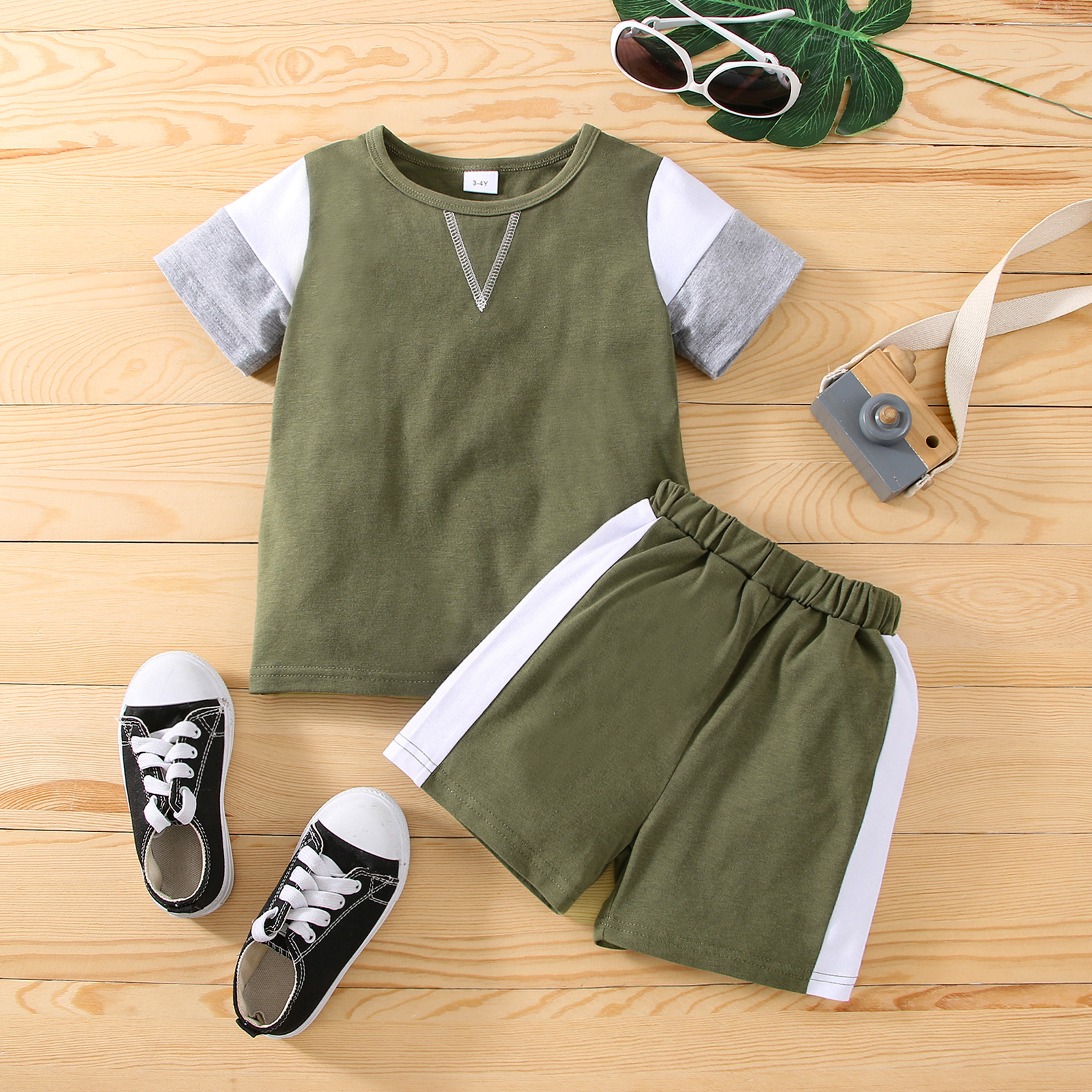 

2pcs Toddler Boy Casual Colorblock Tee and Shorts Set