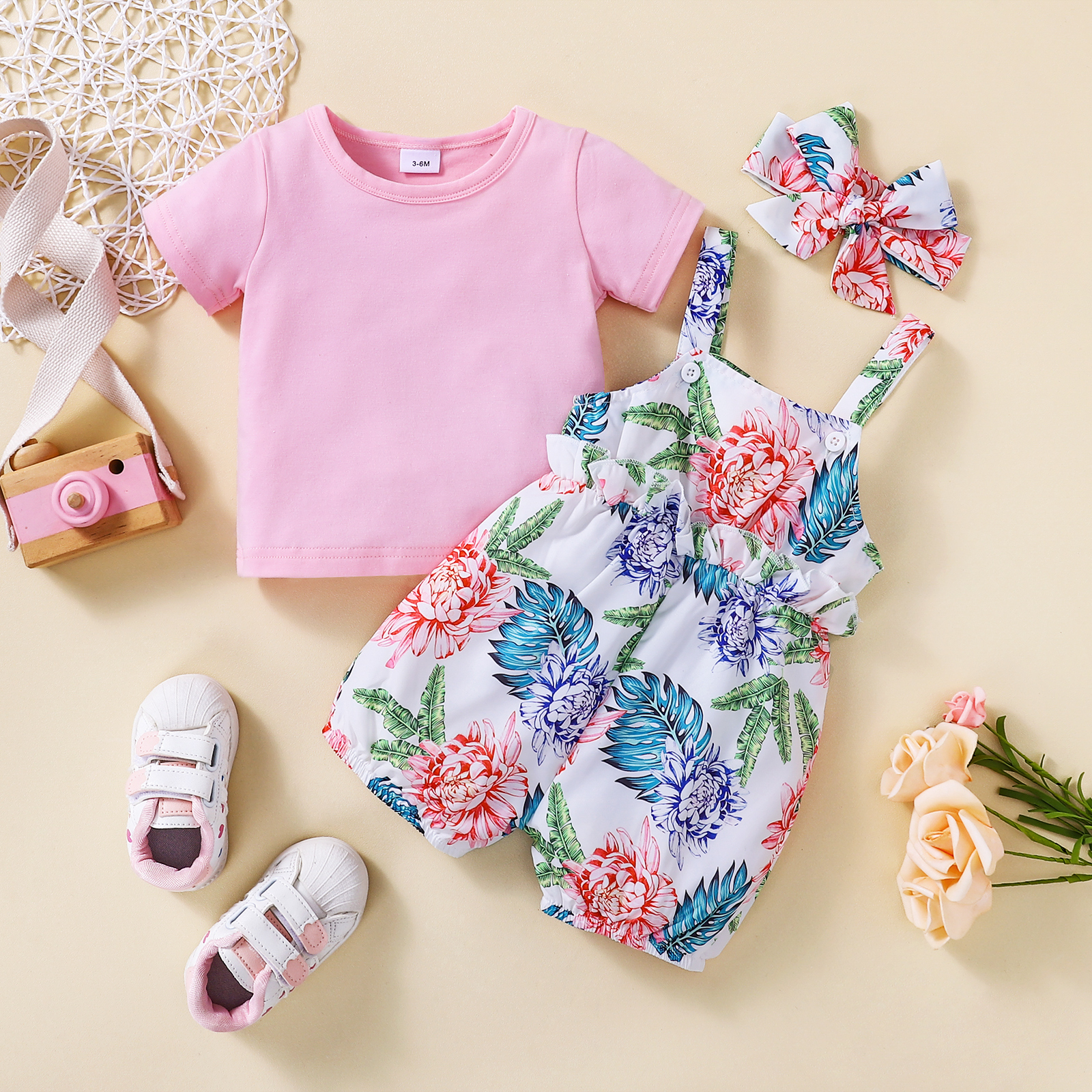 

3pcs Baby Girl Solid Short-sleeve Tee and Allover Plant Print Overalls Shorts with Headband Set