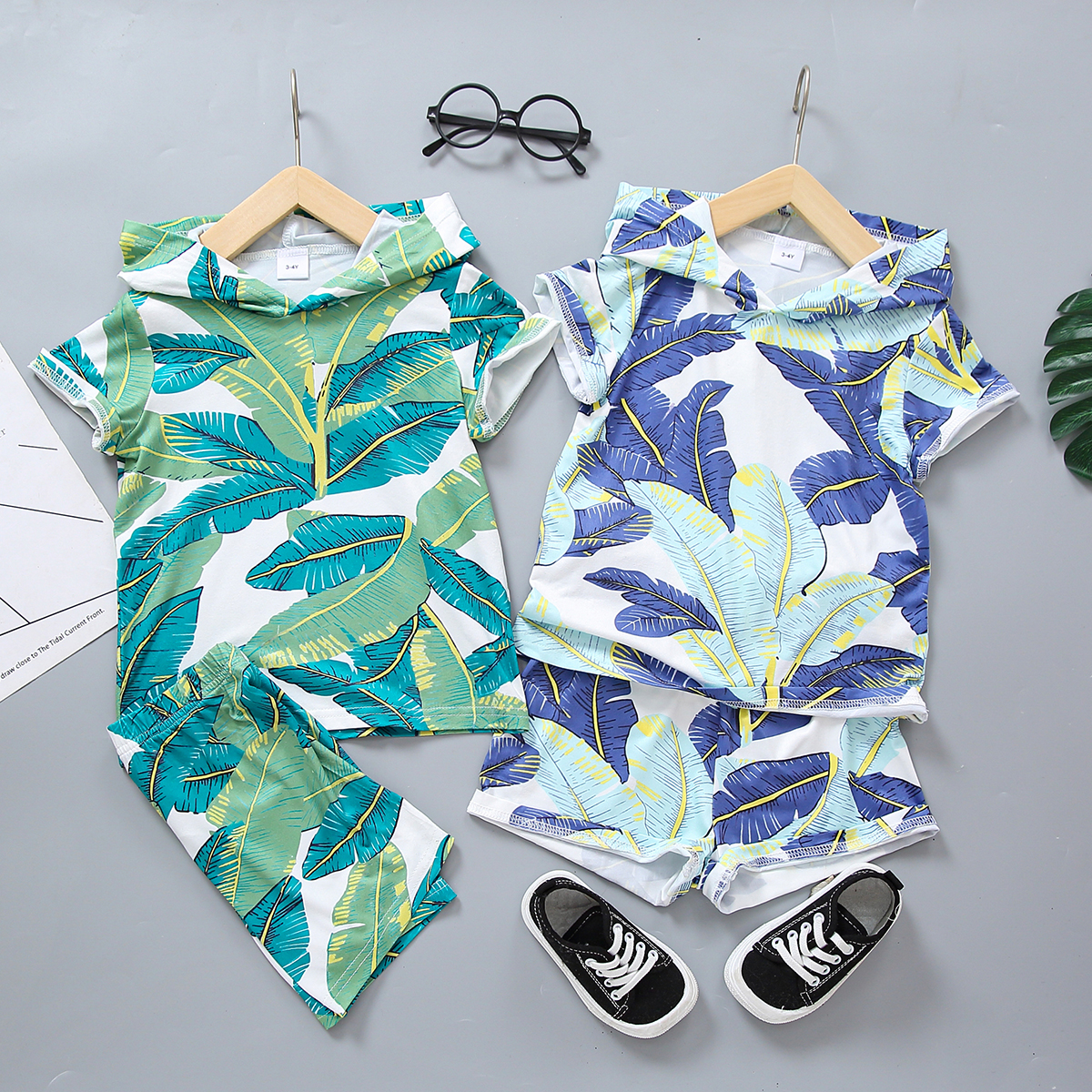 

2pcs Toddler Boy Floral Leaf Print Hooded Tee and Shorts Set
