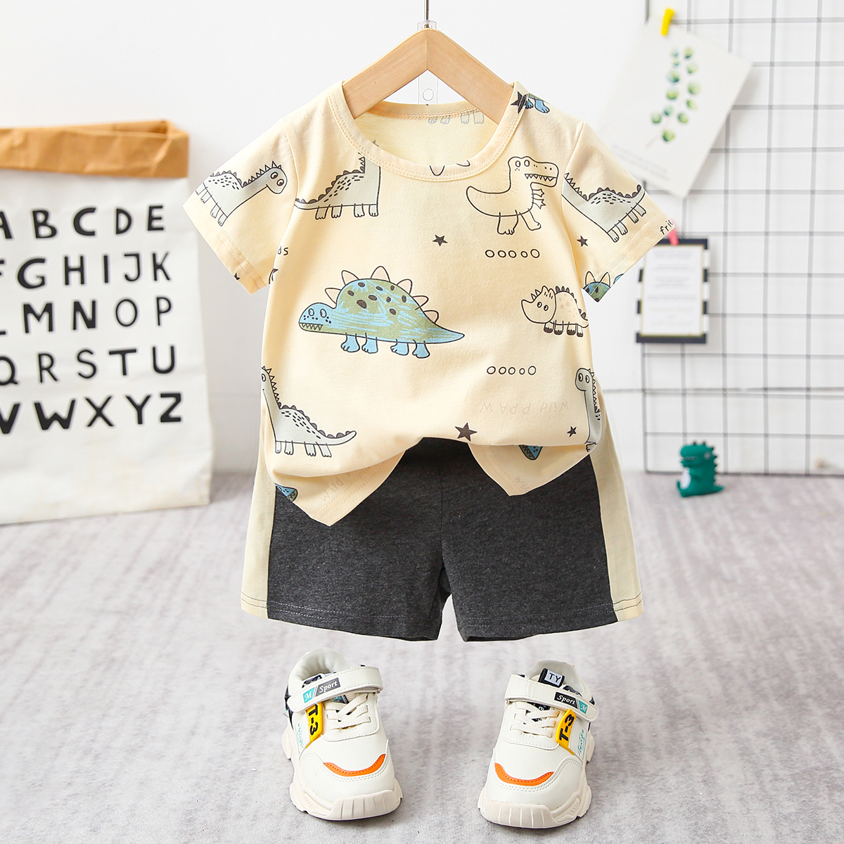 

2pcs Toddler Boy Playful Dinosaur Letter Print Tee and Shorts Set
