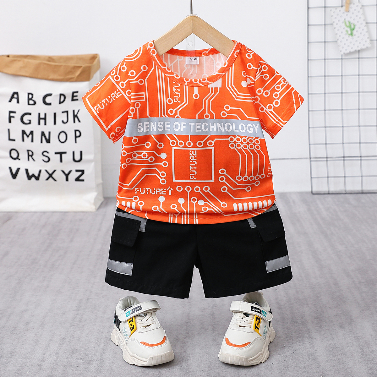 

2pcs Toddler Boy Trendy Allover Print Tee and Pocket Design Cargo Shorts Set