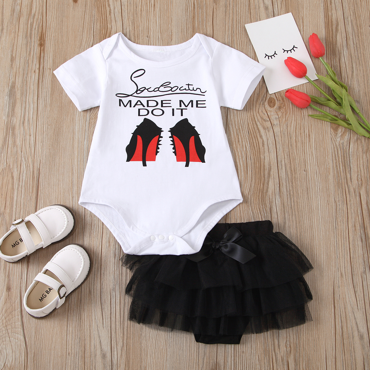 

2pcs Letter and High Heels Print Mesh Decor Short-sleeve White Baby Set
