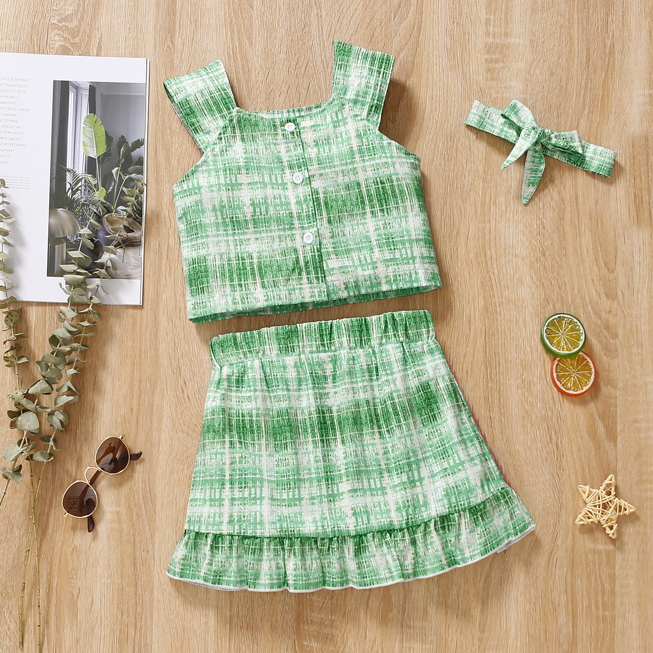 

2pcs Toddler Girl Button Design Green Plaid Camisole and Ruffle Skirt Set