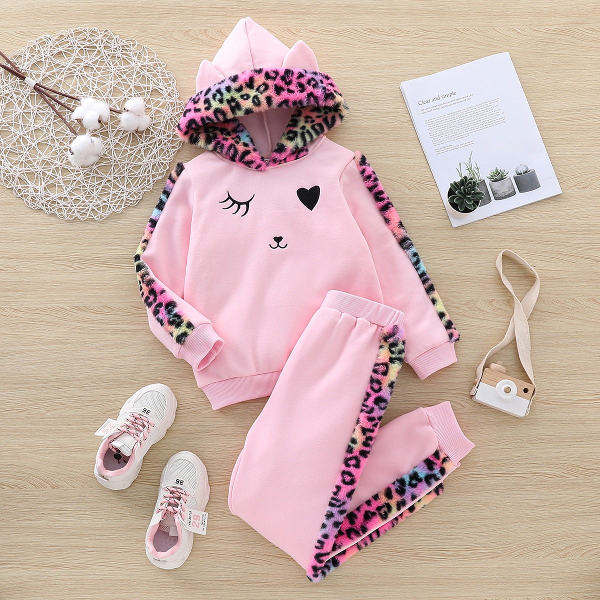 

2-piece Kid Girl Fuzzy Leopard Print Heart Embroidered Hoodie Sweatshirt and Pants Set
