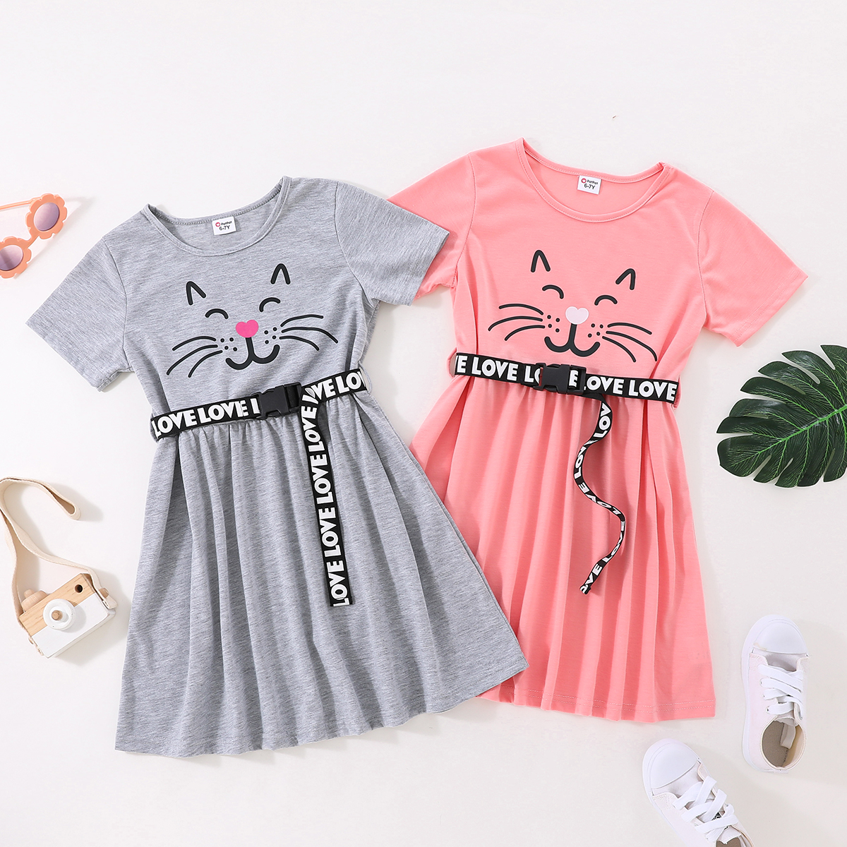 

Kid Girl Cat Print Short-sleeve Dress with Letter Print Belt