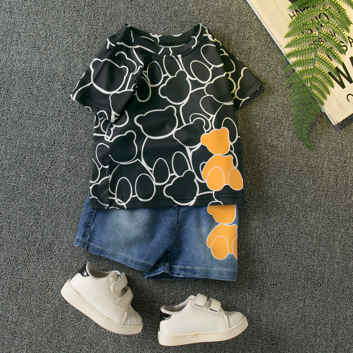 

2pcs Baby Boy All Over Bear Print Short-sleeve Tee and Denim Shorts Set