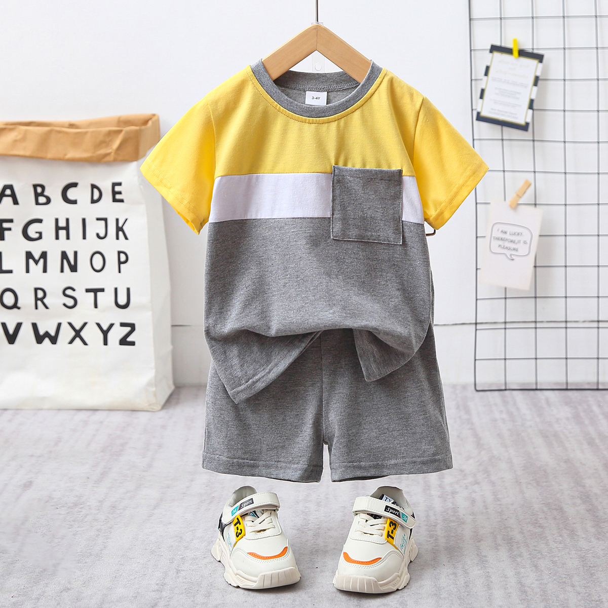 

2pcs Toddler Boy Casual Colorblock Splice Tee and Shorts Set