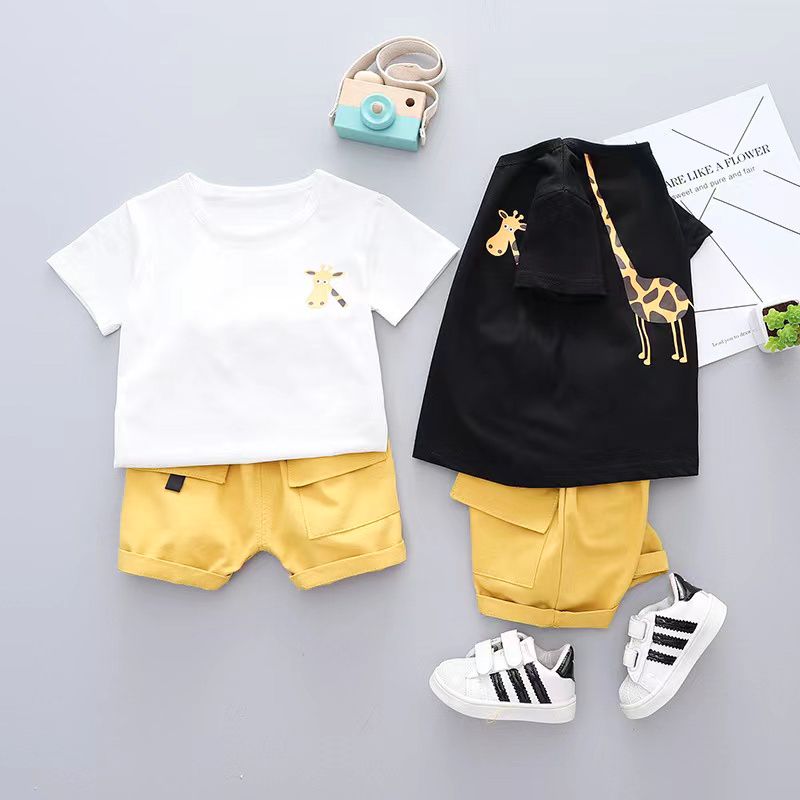 

2pcs Toddler Boy Plauful Giraffe Print Tee and Cargo Shorts Set