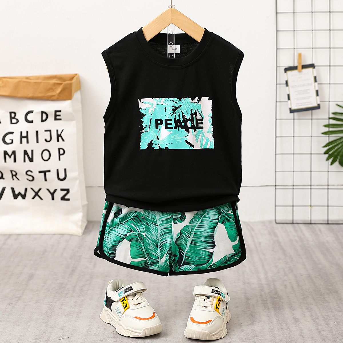 

2pcs Toddler Boy Letter Print Sleeveless Tee and Floral Print Shorts Set