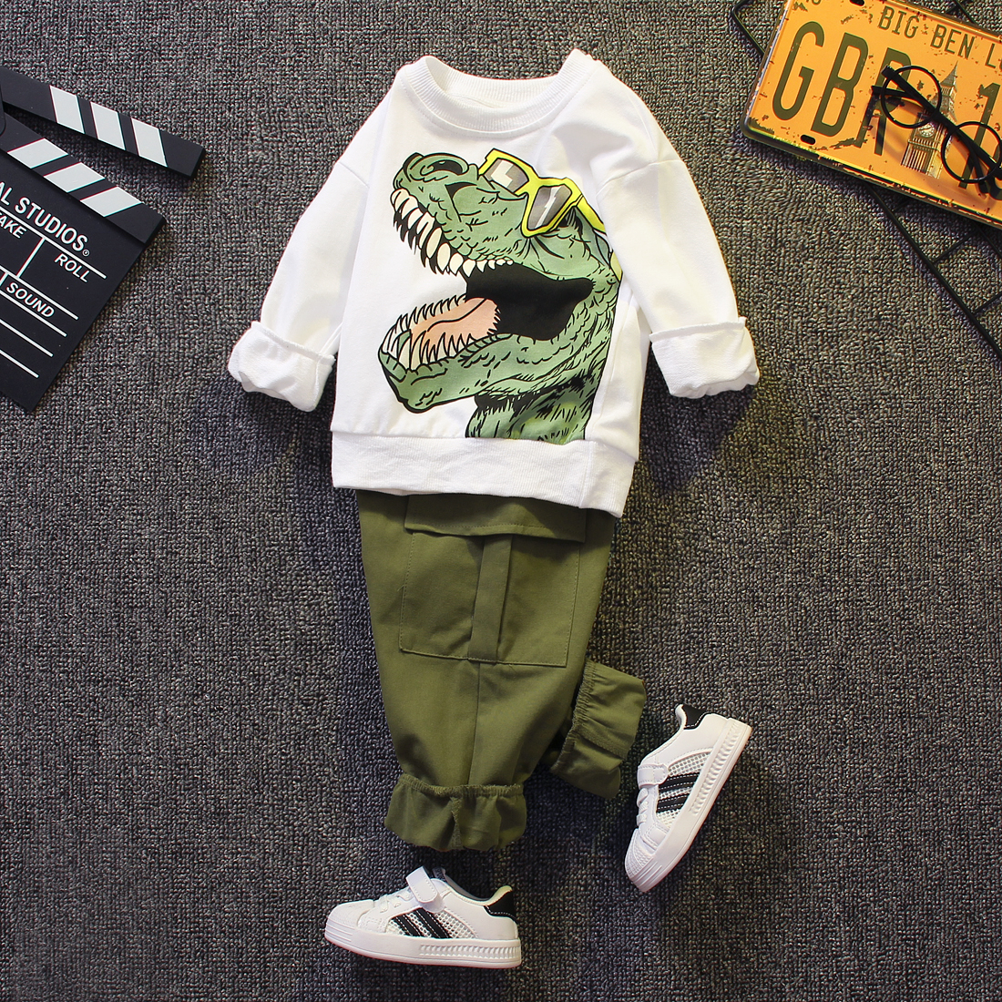 

2pcs Kid Boy Animal Dinosaur Print Pullover Sweatshirt and Pocket Design Cargo Pants Set