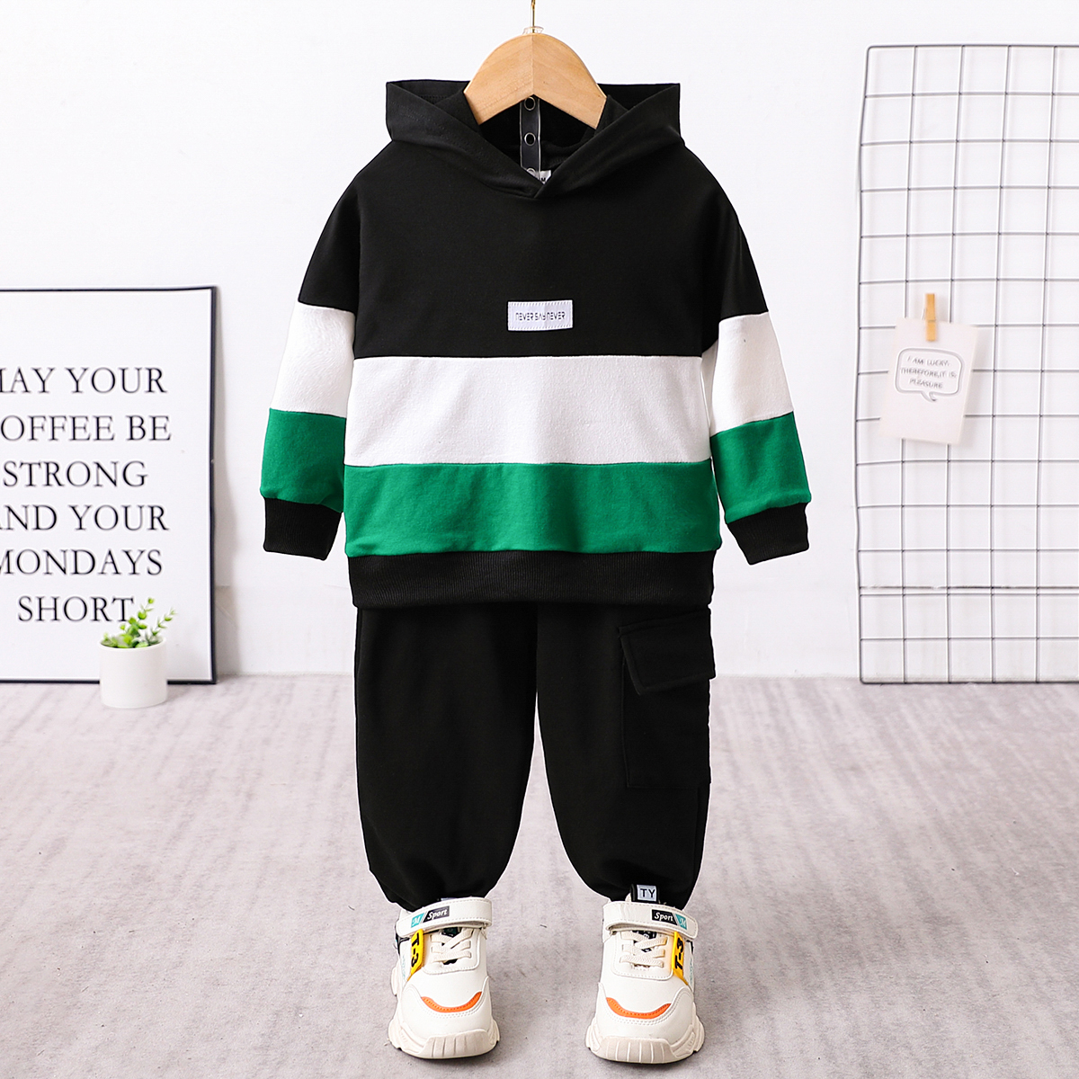 

2pcs Toddler Boy Trendy Colorblock Hoodie Sweatshirt and Pocket Design Pants Set