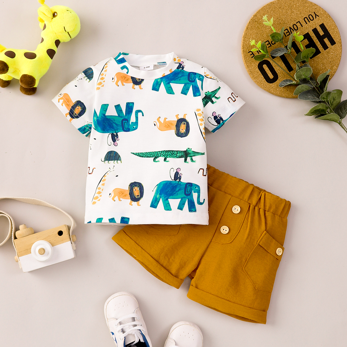 

2pcs Baby Boy All Over Animals Print Short-sleeve T-shirt and Solid Shorts Set