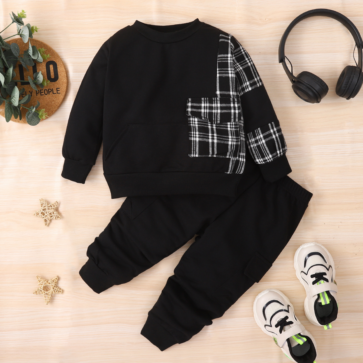 

2pcs Toddler Boy Trendy Plaid Splice Pocket Design Black Sweatshirt and Pants Set