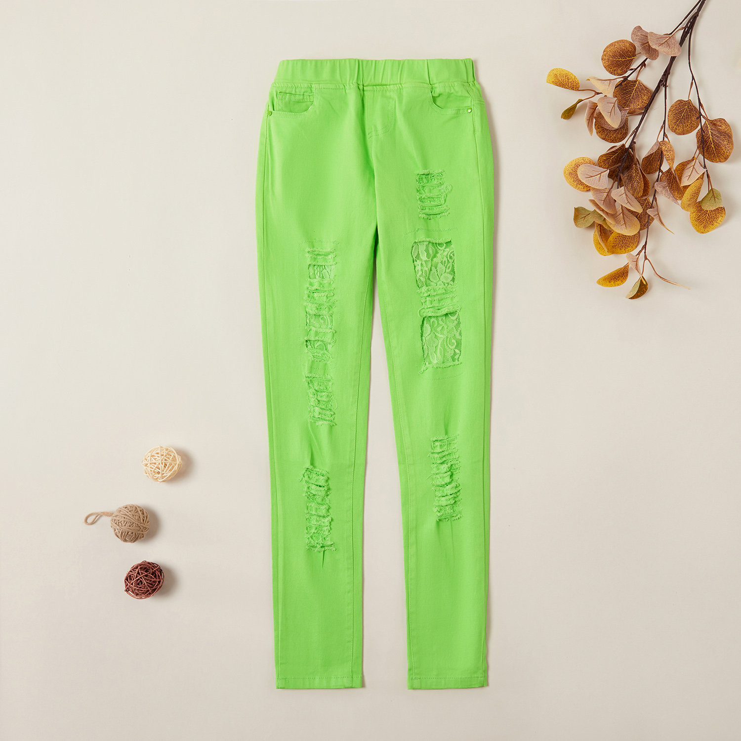 

Trendy Solid Ripped Tasseled Jeans